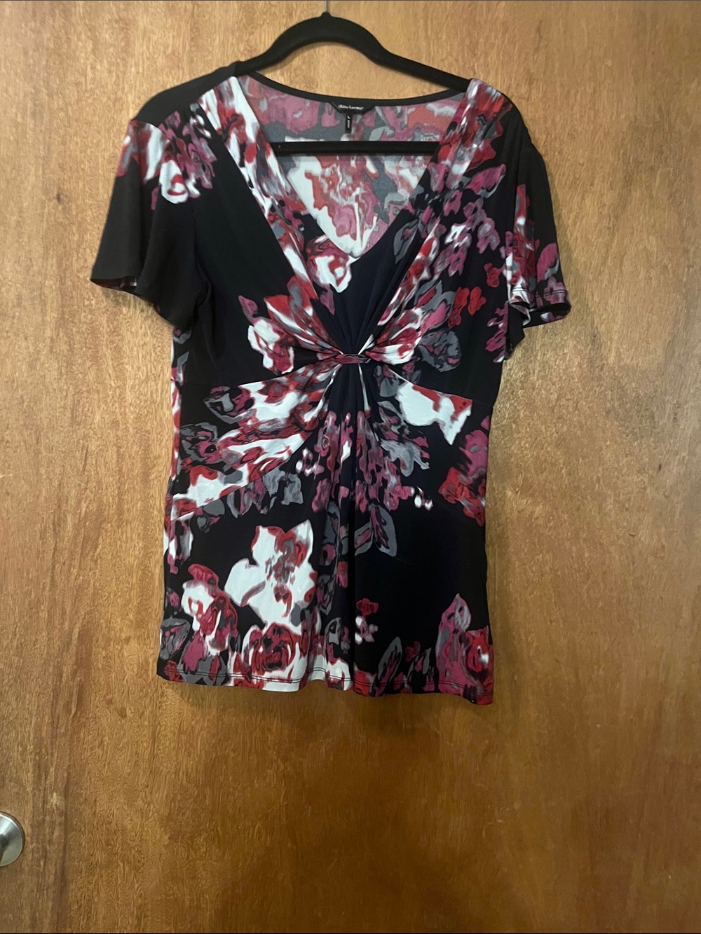 Daisy Fuentes Black Floral Twist-Front Short Sleeve Top